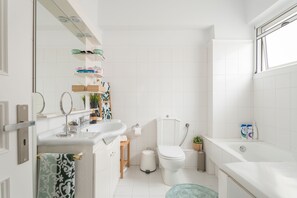 Apartment, 2 Bedrooms, 2 Bathrooms (100m2) | Bathroom | Separate tub and shower, deep soaking tub, hair dryer, towels - Comfi City Apartment FIL27 (Kalamata)