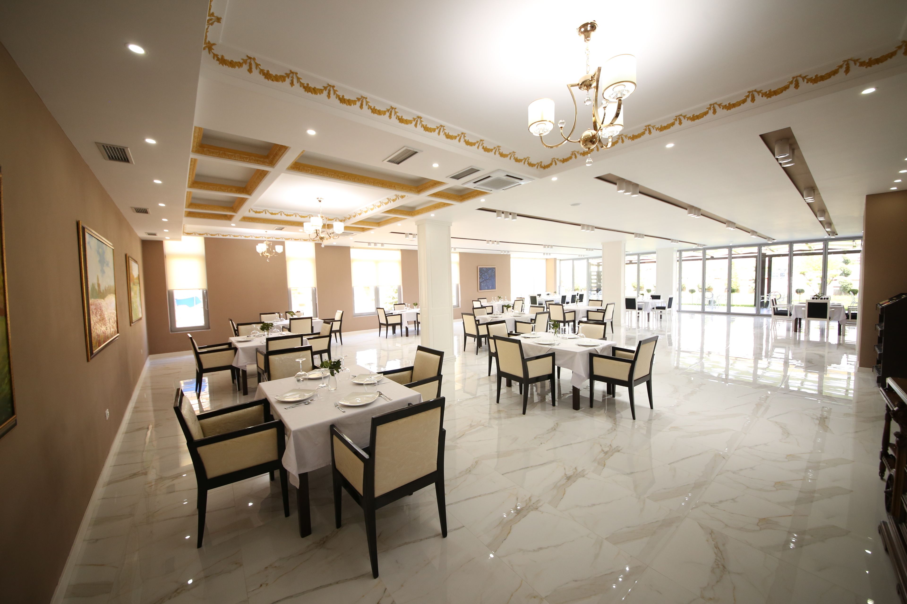 Breakfast, lunch and dinner served