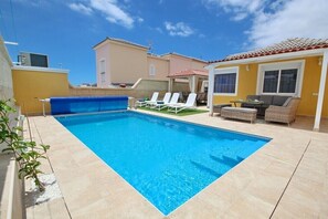 A heated pool, pool loungers - 5-bedroom villa in Costa Adeje (Costa Adeje)