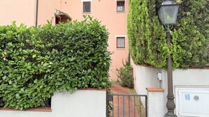 A building with a white facade, a green hedge, and a street lamp. - N096 - Numana, two-room villa with garden and sea view (Sirolo)