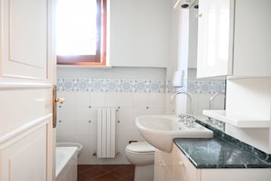 Combined shower/bathtub, bidet, towels - N096 - Numana, two-room villa with garden and sea view (Sirolo)