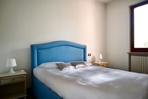 1 bedroom, bed sheets - N096 - Numana, two-room villa with garden and sea view (Sirolo)