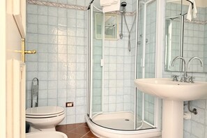 Combined shower/tub, bidet, towels - N096 - Numana, two-room villa with garden and sea view (Sirolo)