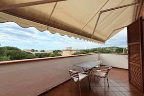 Outdoor dining - N096 - Numana, two-room villa with garden and sea view (Sirolo)