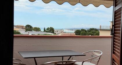 N096 - Numana, two-room villa with garden and sea view