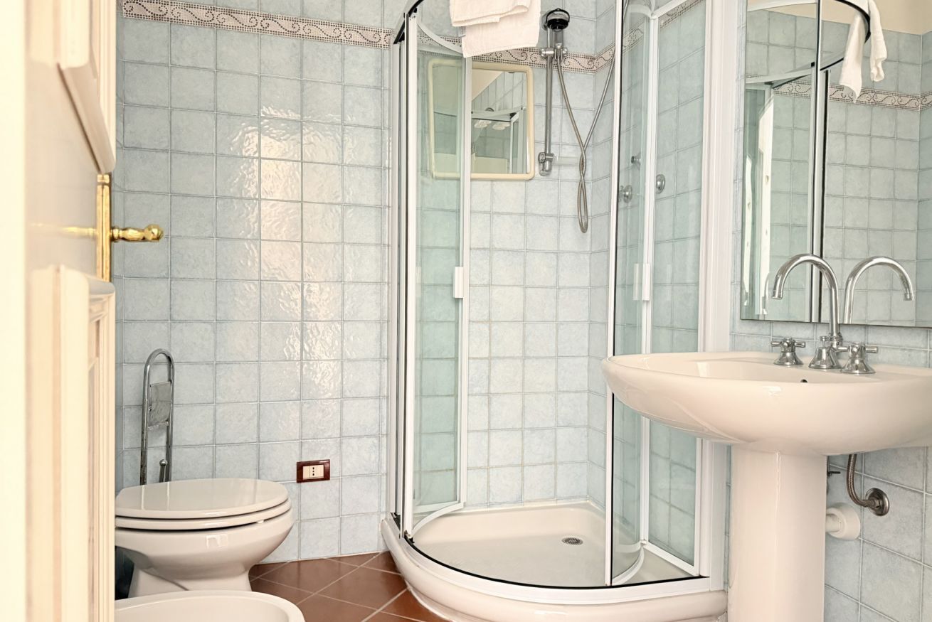 Duschwanne, Bidet, Handtücher