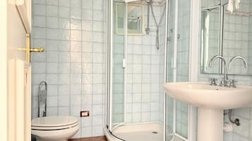Duschwanne, Bidet, Handtücher