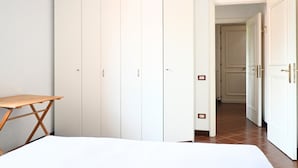 A bedroom with a bed, a wooden table, and a wardrobe. - N096 - Numana, two-room villa with garden and sea view (Sirolo)