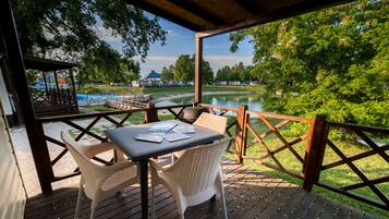 Nhà di động, 1 phòng ngủ, quang cảnh hồ bơi | Hiên