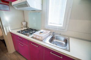 Mobil Karavan, 3 kamar tidur (at Tennis Court) | Dapur pribadi | Lemari es, microwave, kompor, dan peralatan masak/sendok-piring