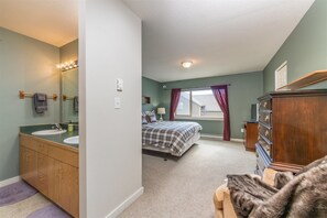 3 makuuhuonetta, työpöytä, ilmainen Wi-Fi