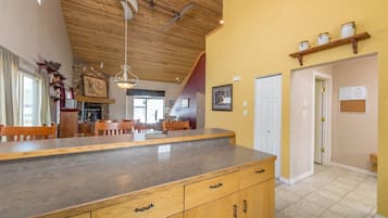 Een flatscreentelevisie en een open haard