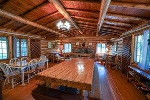 客室内のダイニングエリア