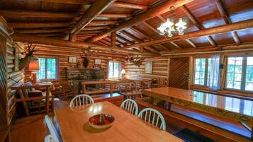 4 bedrooms, desk, iron/ironing board, free WiFi