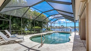 Outdoor pool, a heated pool - Blue Lagoon 1037 (Cape Coral)