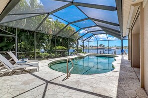 Een buitenzwembad, een verwarmd zwembad