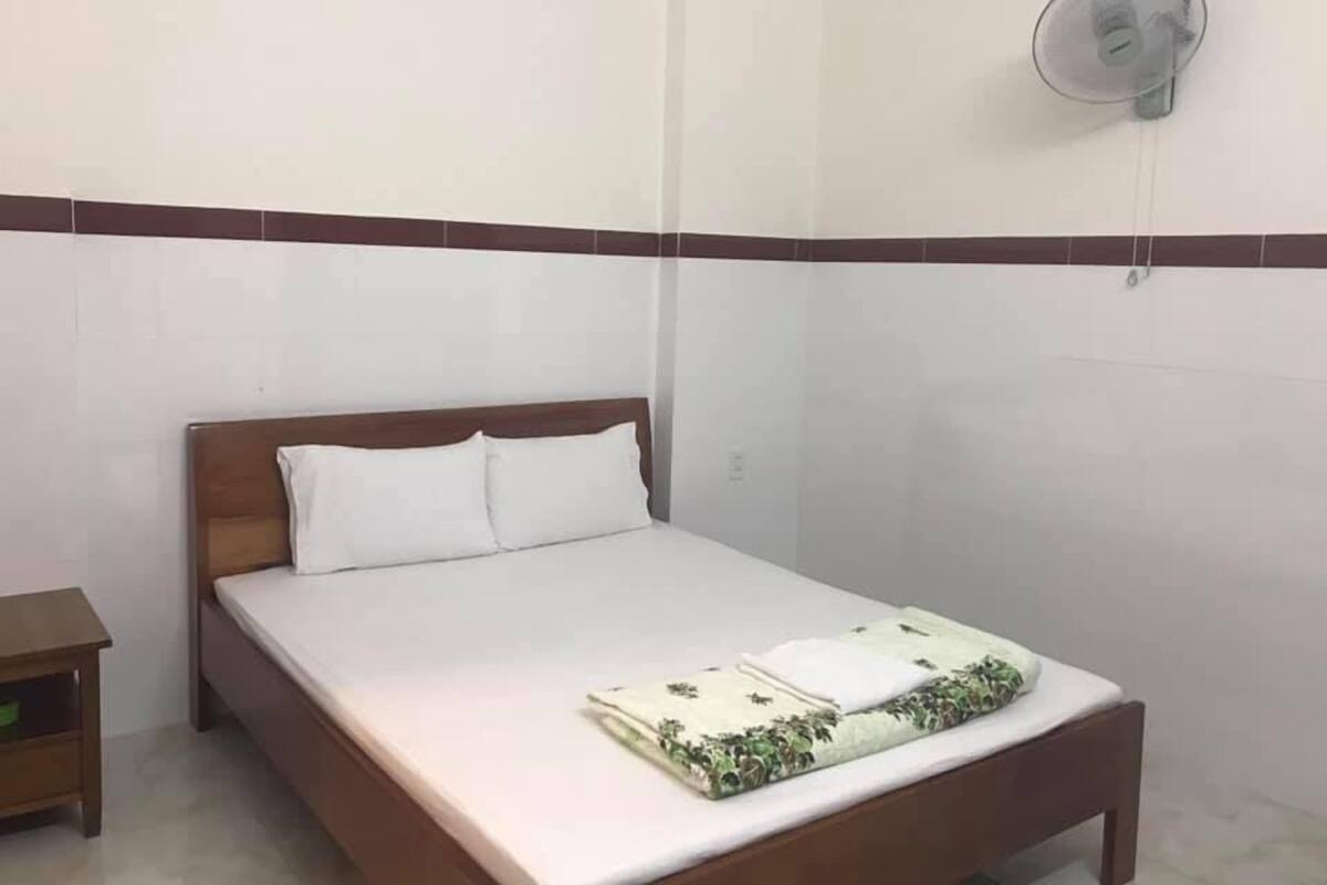 Kamar Double Standar | Meja kerja, Wi-Fi gratis, dan seprai linen
