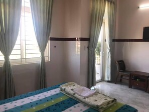 Desk, free WiFi, bed sheets - Hoang Minh Hotel (Ho Chi Minh City)