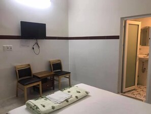 Desk, free WiFi, bed sheets - Hoang Minh Hotel (Ho Chi Minh City)
