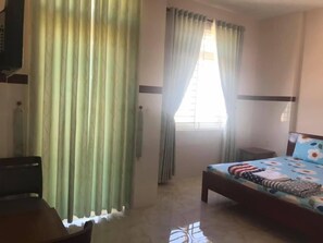 Escritorio, wifi gratis y ropa de cama