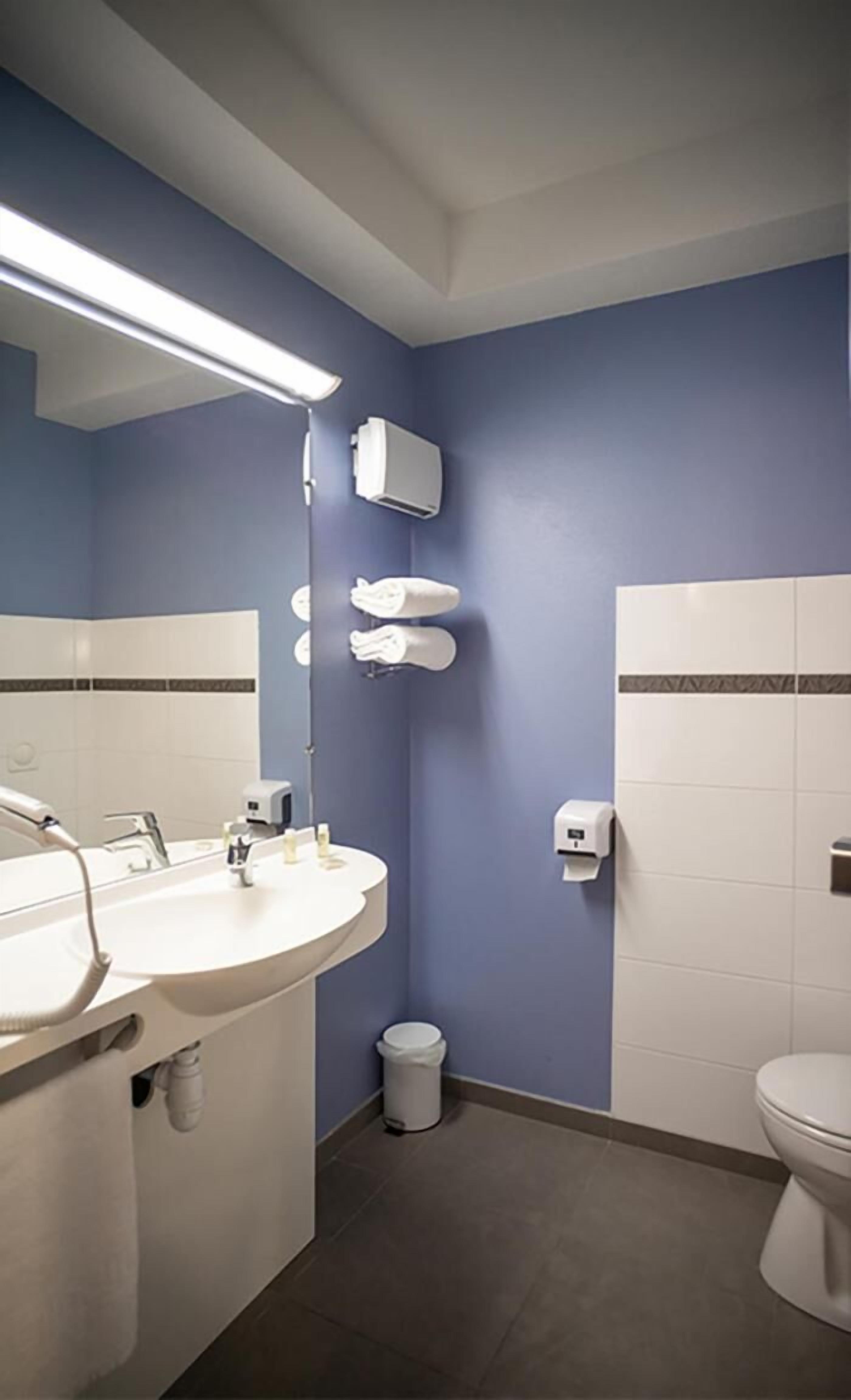 shower, free toiletries, towels, shampoo