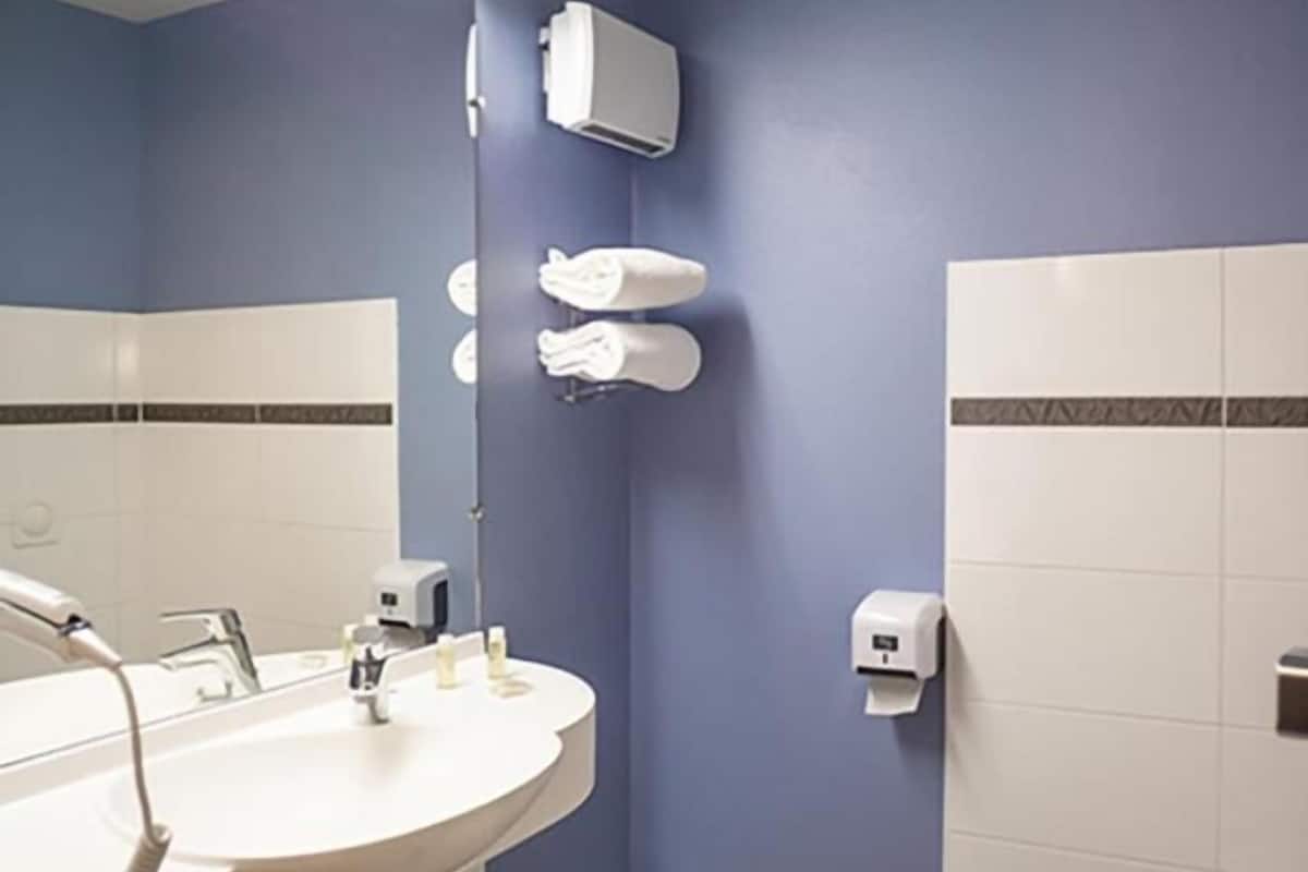 shower, free toiletries, towels, shampoo