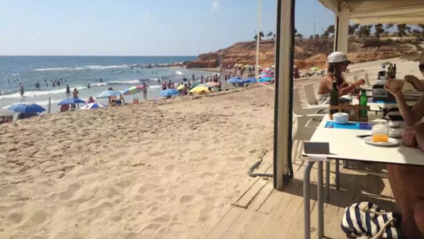 Chaises longues, serviettes de plage