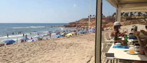 Espreguiçadeiras, toalhas de praia