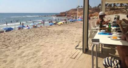 Moderne Wohnung im Erdgeschoss nur wenige Gehminuten vom Meer entfernt.