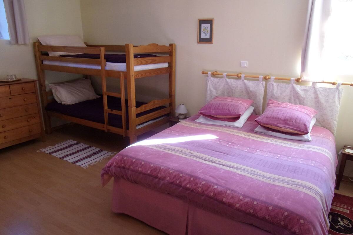 Room (Vienne) | In-room safe, cribs (free), bed sheets