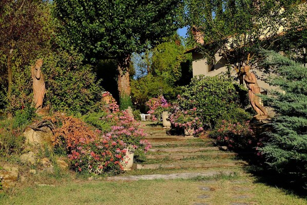 Property grounds - Lovely apartment for 6 people with WIFI, pool, TV, patio and pets allowed, close to San Gimignano (Varna)