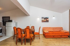 Premium Apartment, 2 Bedrooms, Sea View | Dining room