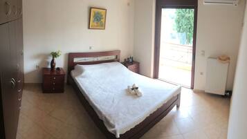 Family Villa, Multiple Beds, Sea View, Beachside | 5 bedrooms, Egyptian cotton sheets, premium bedding, minibar