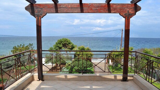 A balcony with a view of the sea, metal railing, and a wooden pergola. - Villa Bella Loukisia (Chalcis)