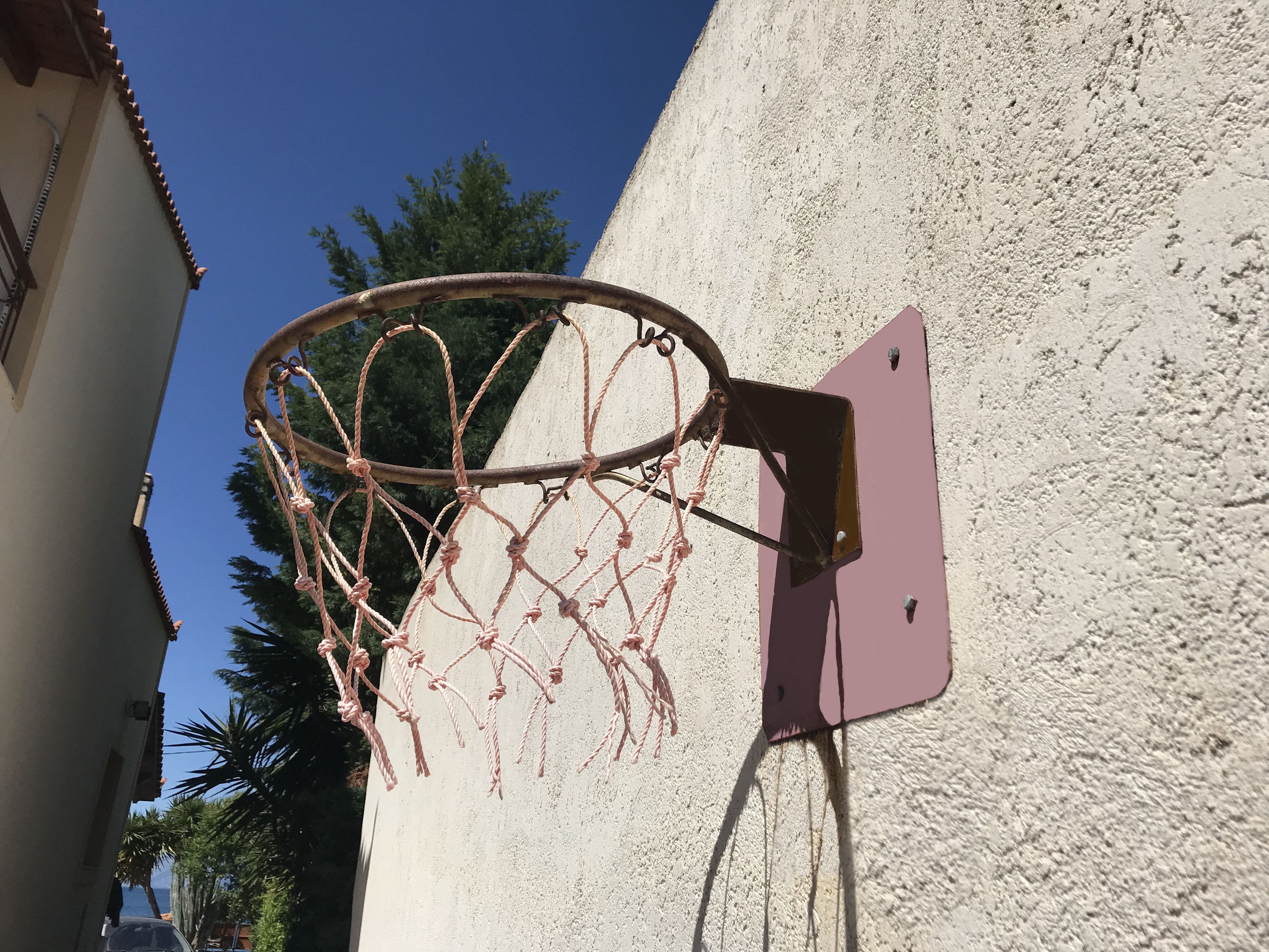 Un panier de basket fixé à un mur.