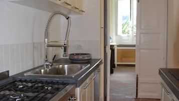 Fridge, oven, dishwasher, coffee/tea maker
