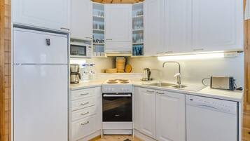 Kylskåp, mikrovågsugn, ugn och diskmaskin