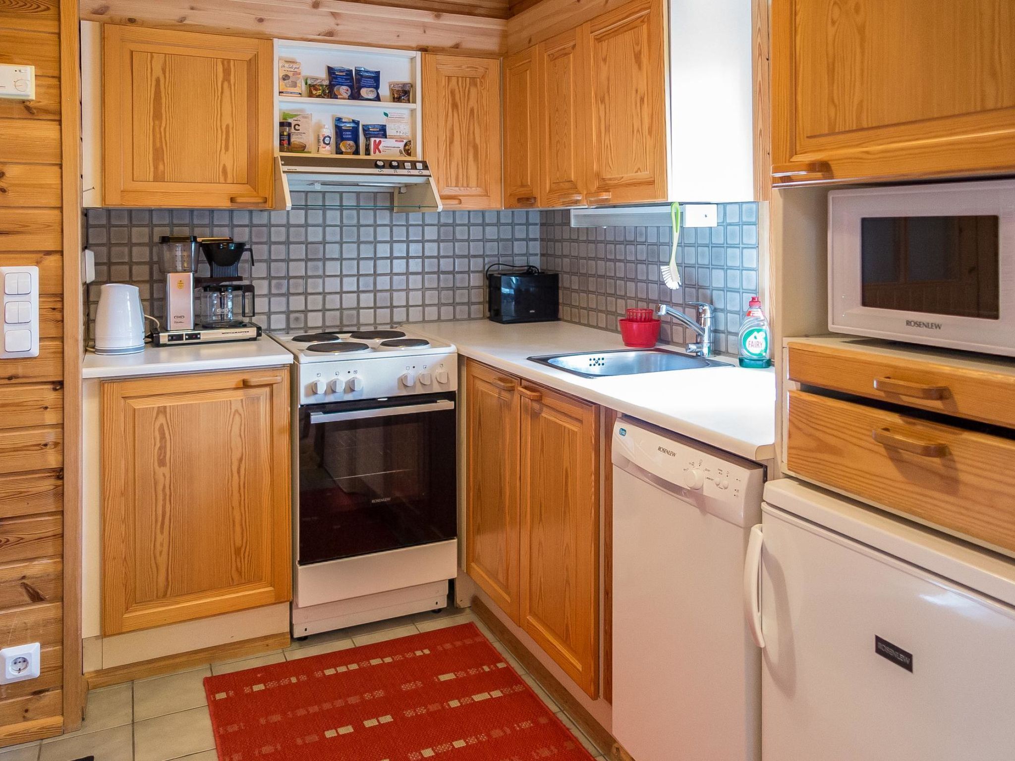 Refrigerador, microondas, lavavajillas y utensilios de cocina 