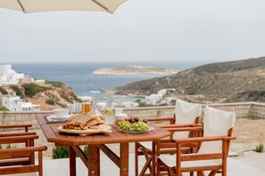 Outdoor dining - Irene Kimolos Villas (Kimolos)