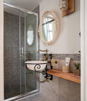 House, 2 Bedrooms | Bathroom | Shower, designer toiletries, hair dryer, bathrobes - Irene Kimolos Villas (Kimolos)