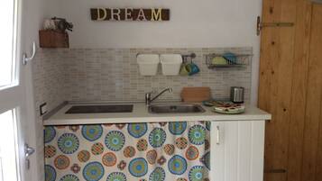 Frigorifero, piano cottura, macchina per tè/caffè, bollitore elettrico