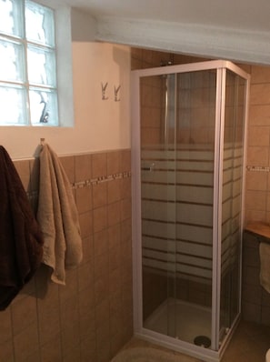 Douche, sèche-cheveux, bidet, serviettes fournies