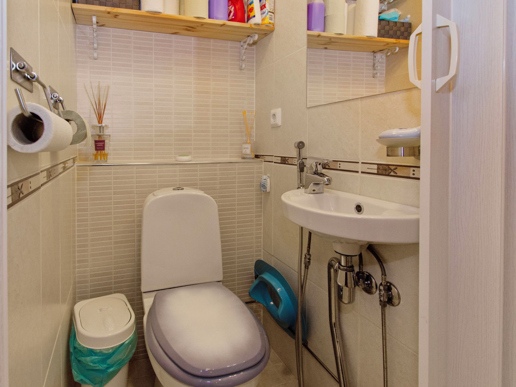 A bathroom with a toilet, bidet, and sink.