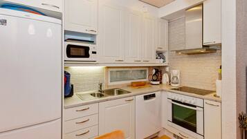 Kylskåp, mikrovågsugn, diskmaskin och barnstol