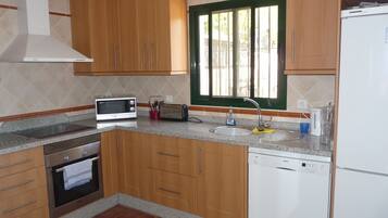 Een koelkast, een magnetron, een oven, een kookplaat