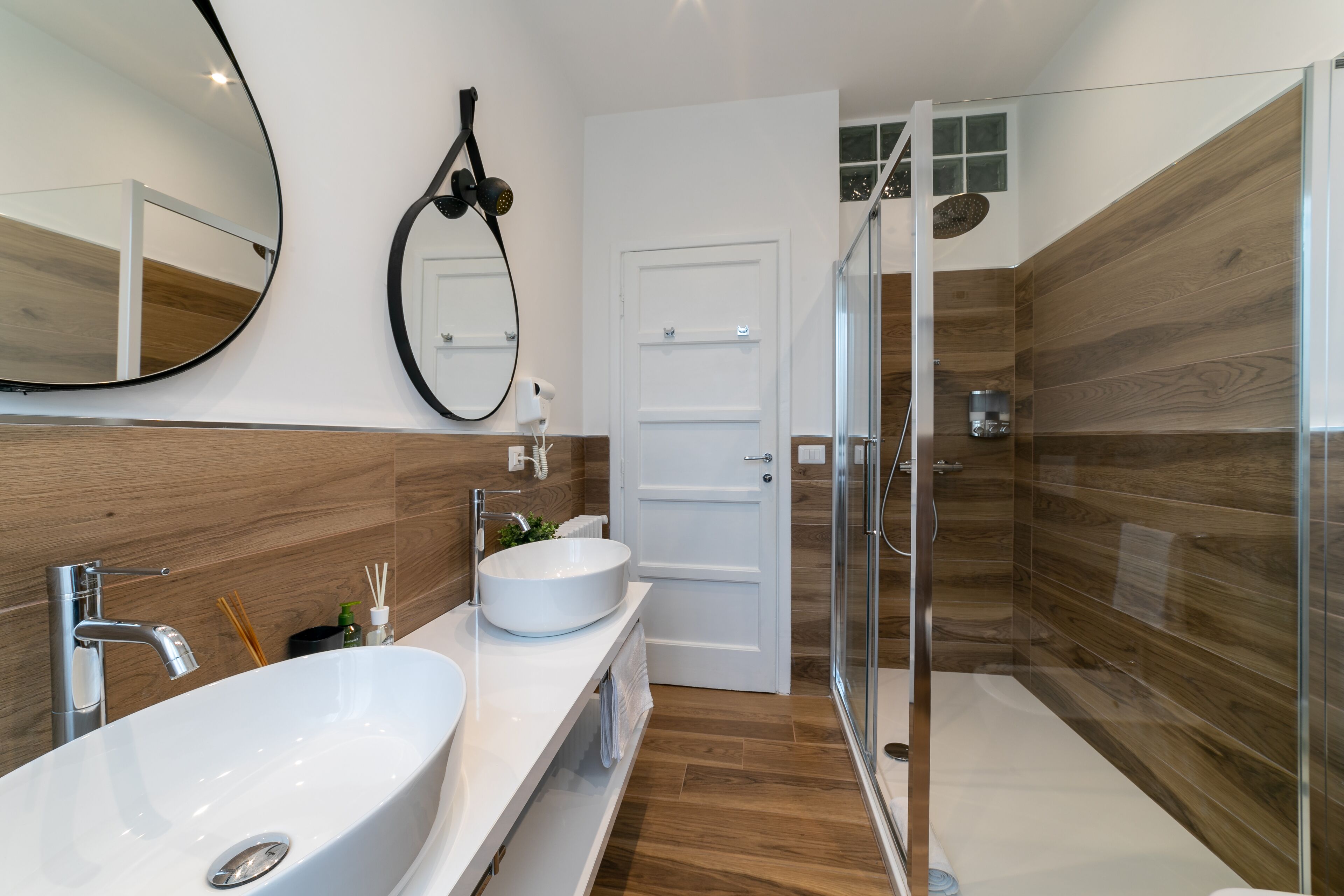 Dusche, Haartrockner, Bidet, Handtücher