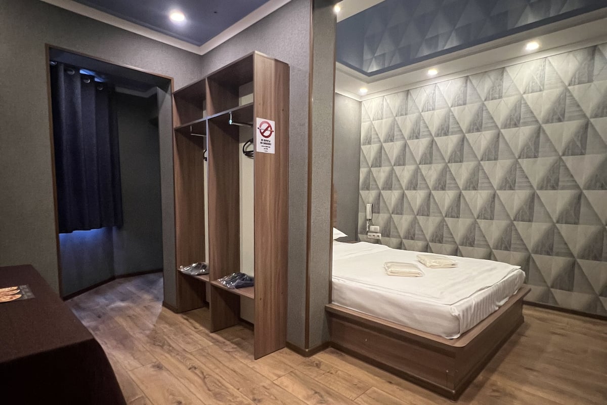 Comfort Double Room, 1 King Bed, Private Bathroom | 1 bedroom, premium bedding, laptop workspace, blackout drapes