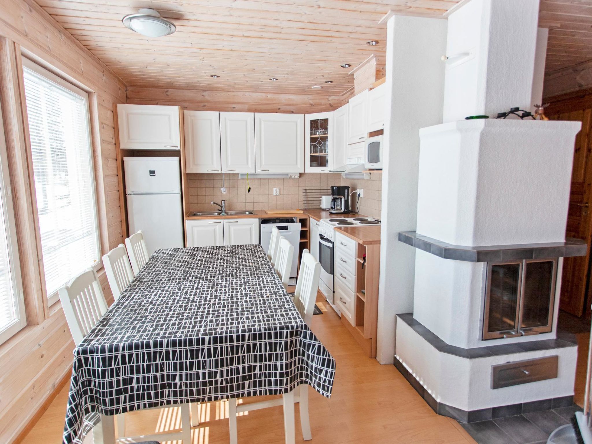 Kjøleskap, mikrobølgeovn, oppvaskmaskin og kjøkkenutstyr