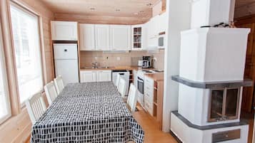 Kjøleskap, mikrobølgeovn, oppvaskmaskin og kjøkkenutstyr