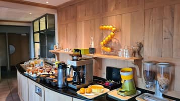 Quarto triplo superior, suíte | Alimentação e bebidas
